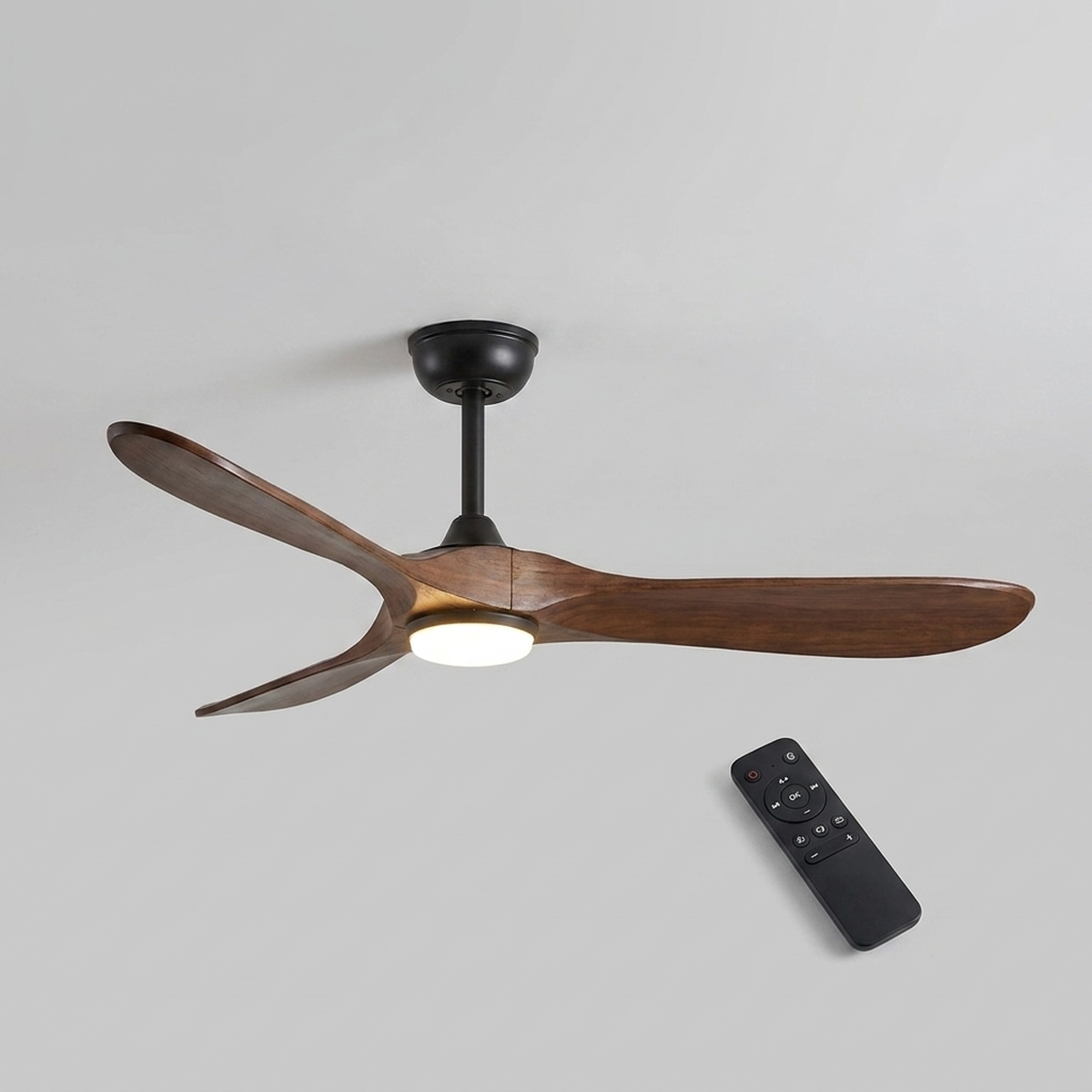 Ventilador de teto SmartWood - vista frontal em fundo neutro