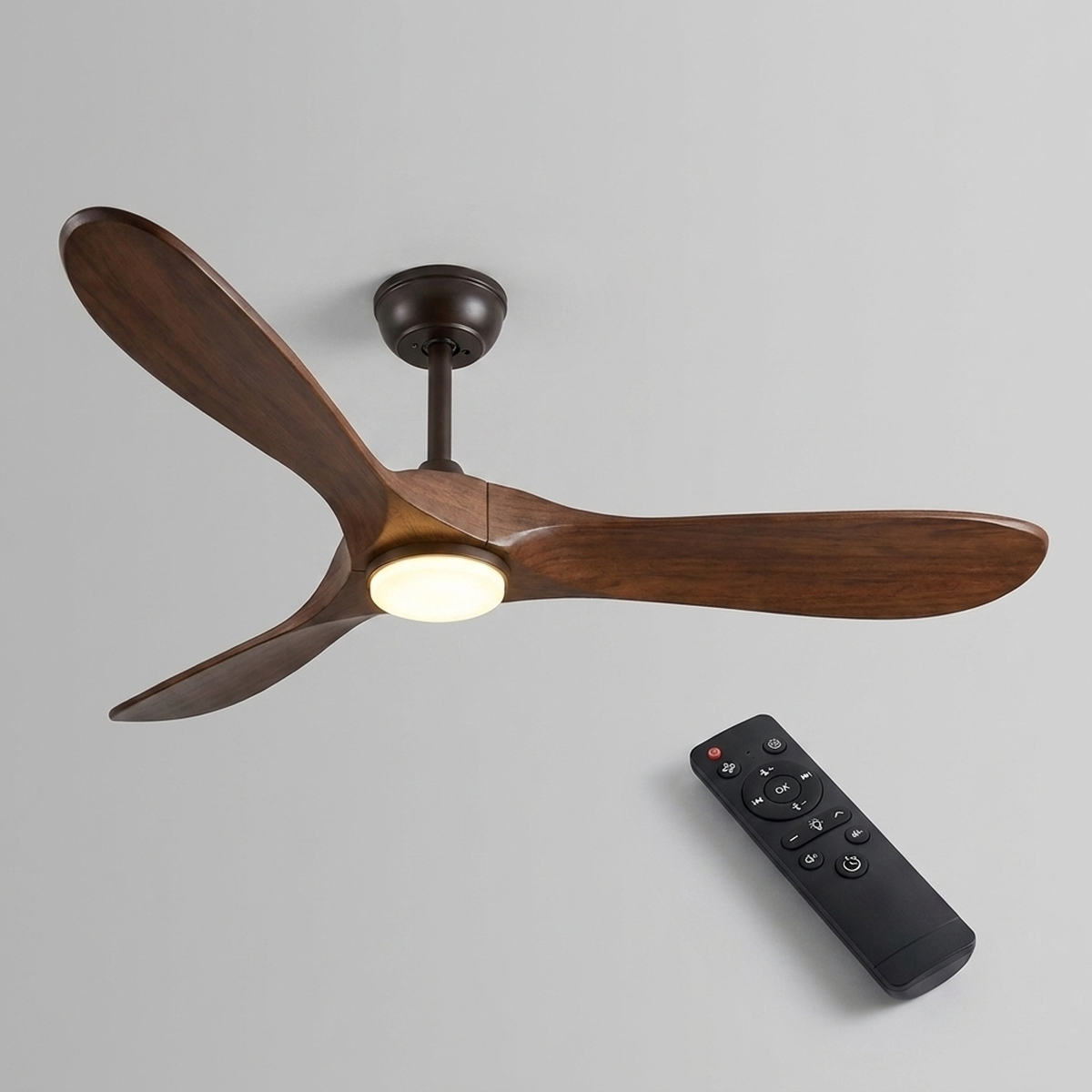 Ventilador de teto SmartWood - vista em ângulo mostrando kit de luz LED e controle remoto