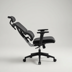 Homem trabalhando sentado na Cadeira Gamer Ergonômica com boa postura