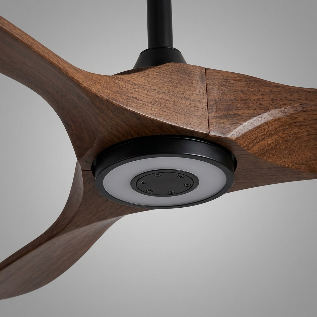Detalhe da textura das pás de madeira e anel de luz LED do ventilador SmartWood