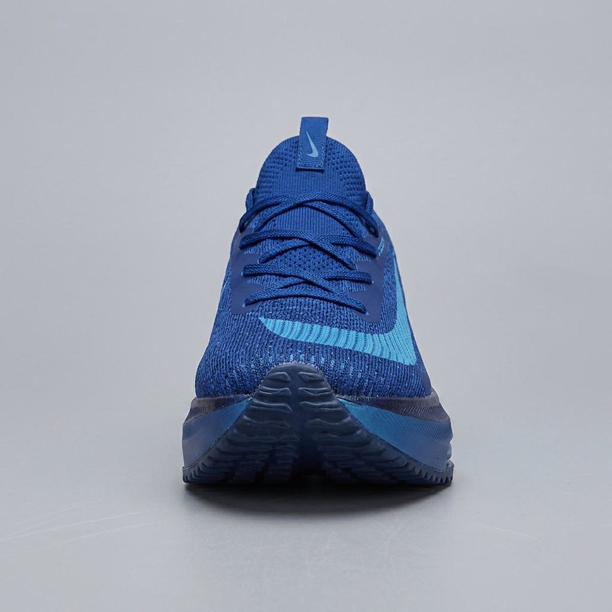 Tênis esportivo AeroRun cor azul - fundo neutro