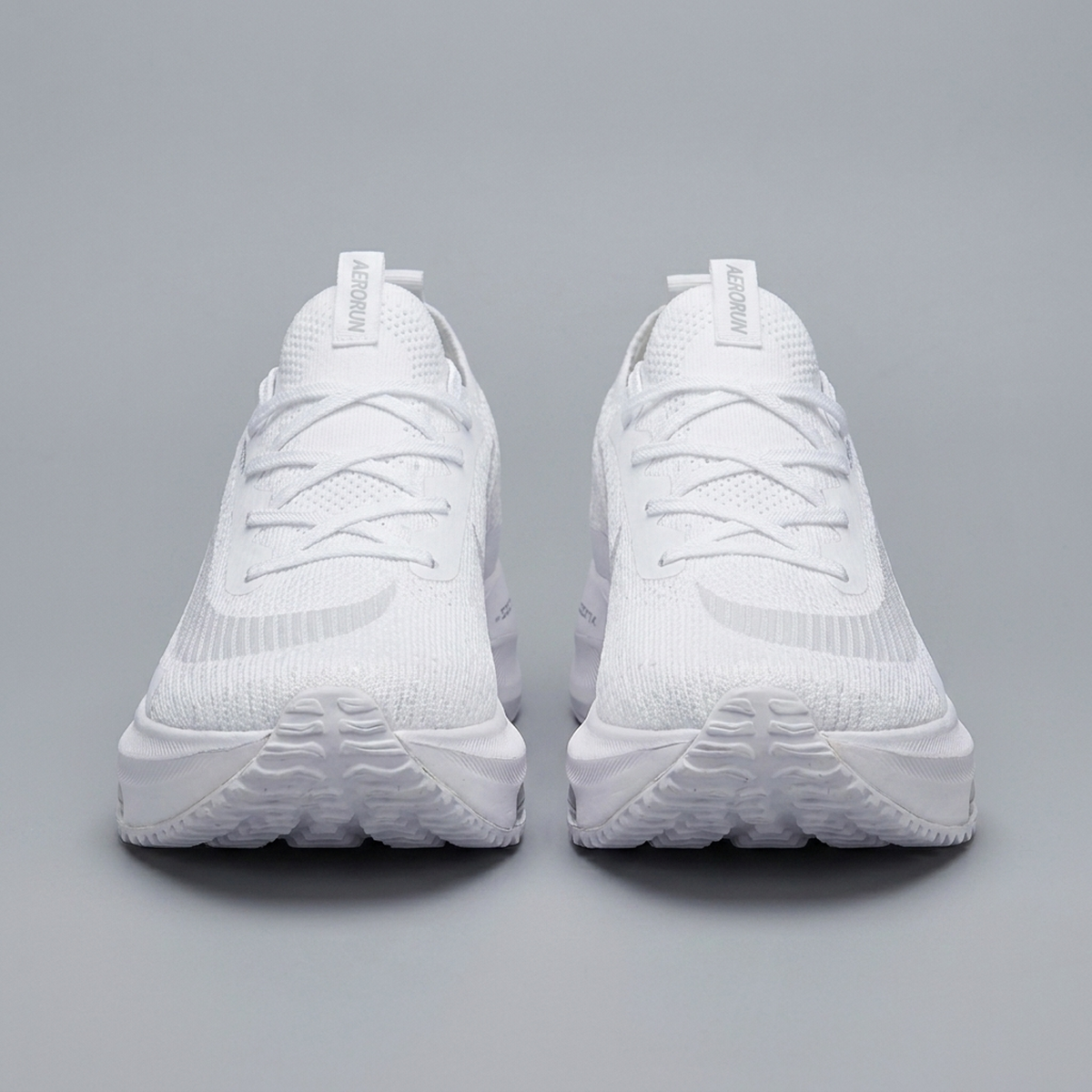 Tênis esportivo AeroRun cor branco - fundo neutro
